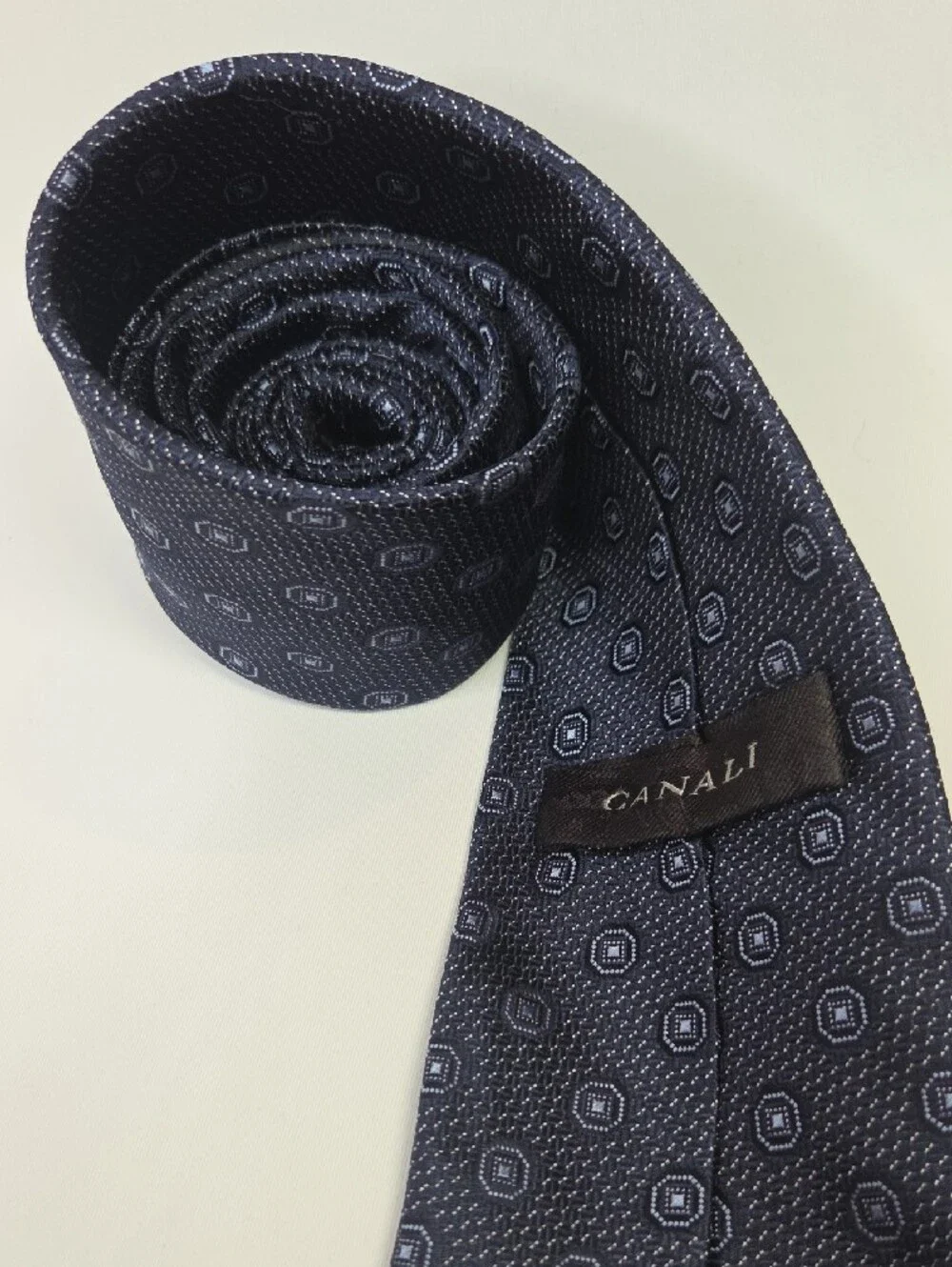 Canali Mens Dark Blue 100% Silk Tie with Light Blue Medallion Pattern 3.5x59.5